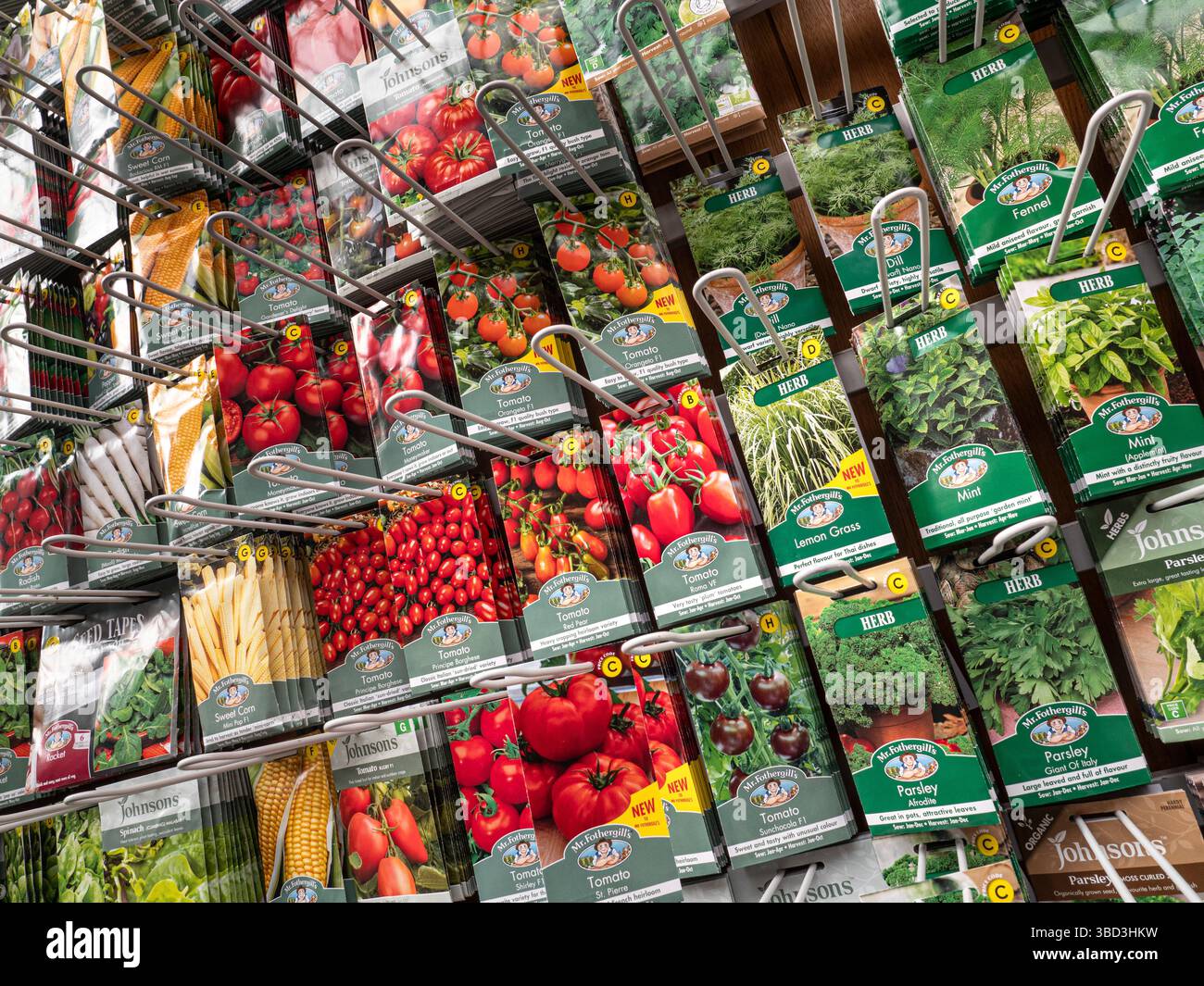Esposizione di pacchetti di sementi per il Garden Centre, pomodori e erbe di semi di ortaggi per la semina primaverile appese in vendita «Mr Fothergills», Surrey UK Foto Stock Esposizione di pacchetti di sementi per il Garden Centre, pomodori e erbe di semi di ortaggi per la semina primaverile appese in vendita «Mr Fothergills», Surrey UK Foto Stock