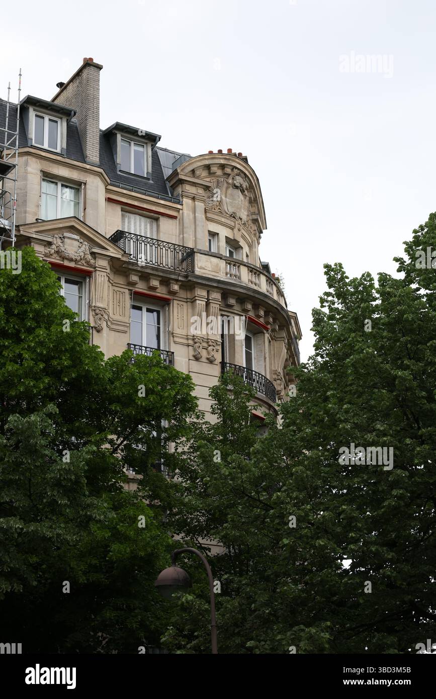 Uno storico edificio europeo splendidamente realizzato presenta intricate opere in pietra, balconi scolpiti e dettagli architettonici decorati. Foto Stock