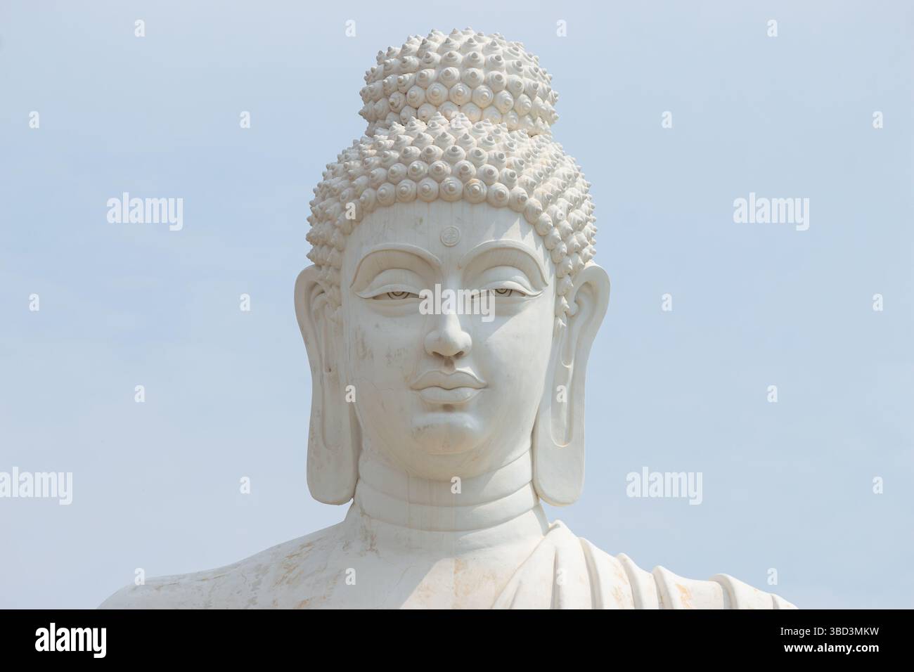 Splendida statua bianca del Buddha in Meditation pose, Amravati, Andhra Pradesh, India. Foto Stock
