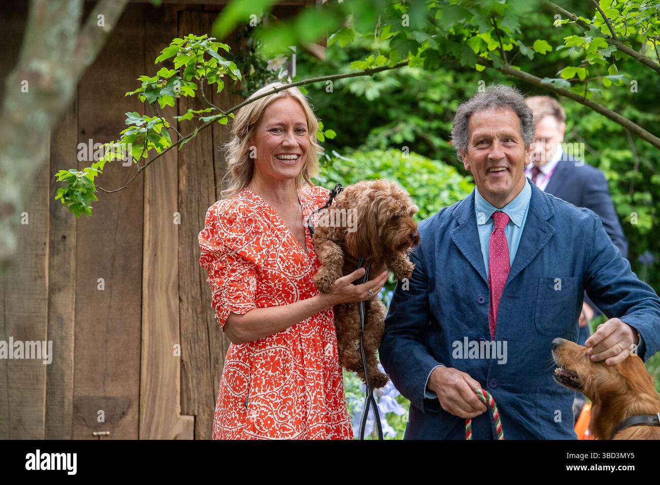 Chelsea, Londra, Regno Unito. 19 maggio 2025. La giornalista della BBC Sophie Raworth e Monty Don nella RHS e BBC radio 2 Dog Garden, un RHS Feature Garden progettato da Monty Don al RHS Chelsea Flower Show 2025 a Londra. Crediti: Maureen McLean/Alamy Foto Stock Chelsea, Londra, Regno Unito. 19 maggio 2025. La giornalista della BBC Sophie Raworth e Monty Don nella RHS e BBC radio 2 Dog Garden, un RHS Feature Garden progettato da Monty Don al RHS Chelsea Flower Show 2025 a Londra. Crediti: Maureen McLean/Alamy Foto Stock