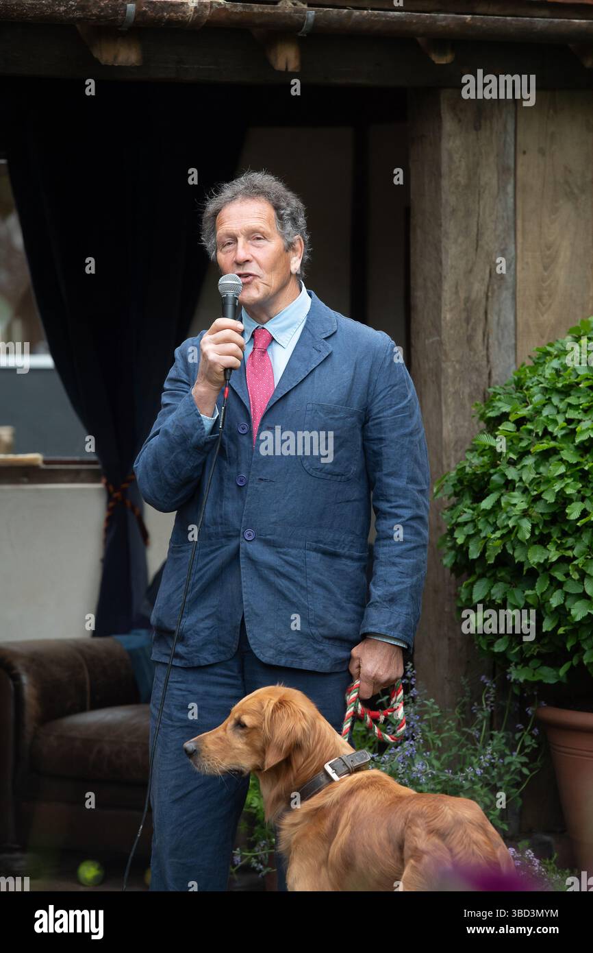 Chelsea, Londra, Regno Unito. 19 maggio 2025. Monty Don, emittente mondiale della BBC Gardener, con il suo amato cane Ned nella RHS e BBC radio 2 Dog Garden, un RHS Feature Garden progettato da Monty Don al RHS Chelsea Flower Show 2025 a Londra. Crediti: Maureen McLean/Alamy Foto Stock Chelsea, Londra, Regno Unito. 19 maggio 2025. Monty Don, emittente mondiale della BBC Gardener, con il suo amato cane Ned nella RHS e BBC radio 2 Dog Garden, un RHS Feature Garden progettato da Monty Don al RHS Chelsea Flower Show 2025 a Londra. Crediti: Maureen McLean/Alamy Foto Stock