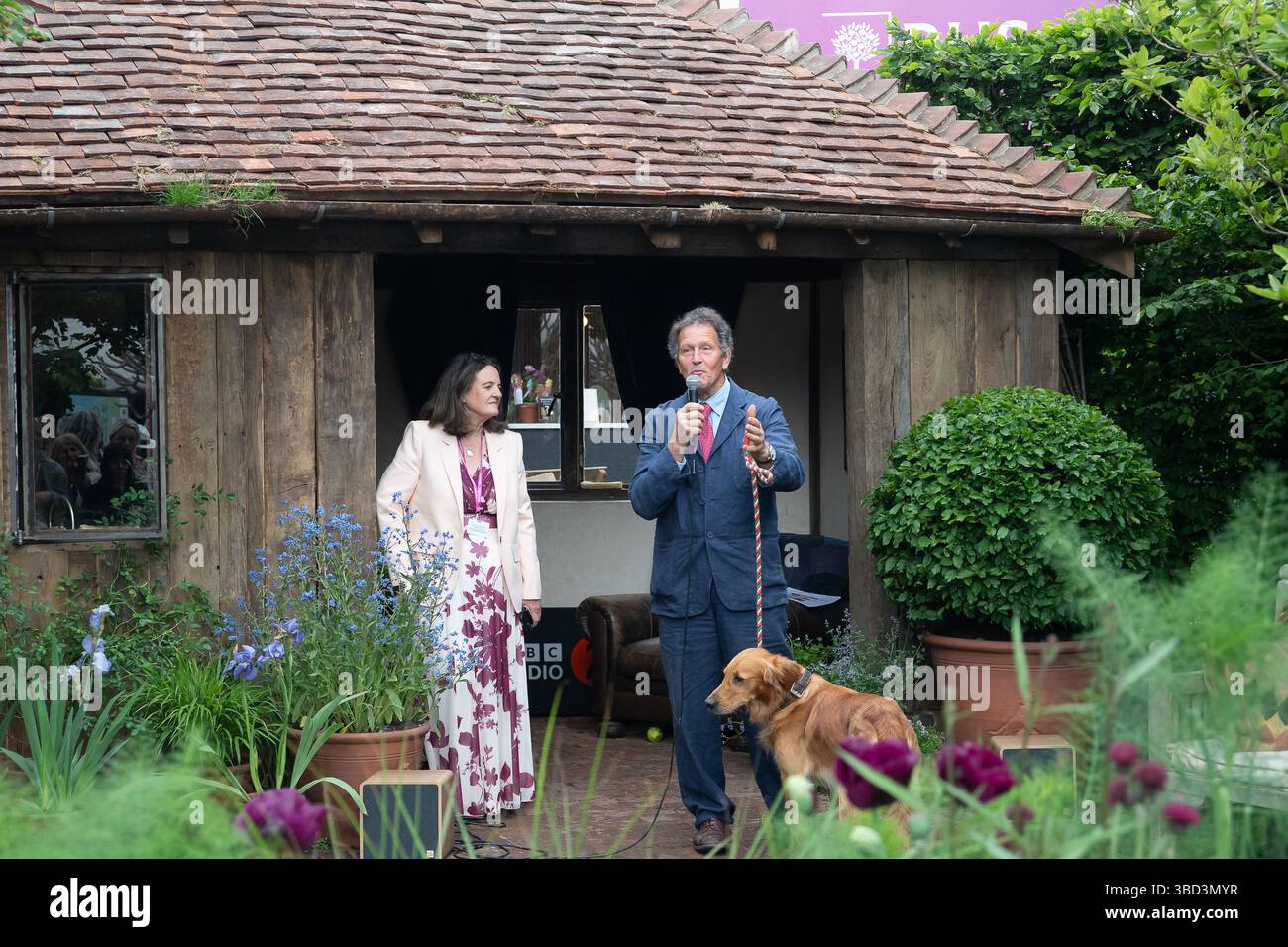 Chelsea, Londra, Regno Unito. 19 maggio 2025. Il direttore generale della RHS Clare Matterson CBE e Monty Don con il suo cane Ned nella RHS e BBC radio 2 Dog Garden, un RHS Feature Garden progettato da Monty Don al RHS Chelsea Flower Show 2025 a Londra. Crediti: Maureen McLean/Alamy Foto Stock Chelsea, Londra, Regno Unito. 19 maggio 2025. Il direttore generale della RHS Clare Matterson CBE e Monty Don con il suo cane Ned nella RHS e BBC radio 2 Dog Garden, un RHS Feature Garden progettato da Monty Don al RHS Chelsea Flower Show 2025 a Londra. Crediti: Maureen McLean/Alamy Foto Stock