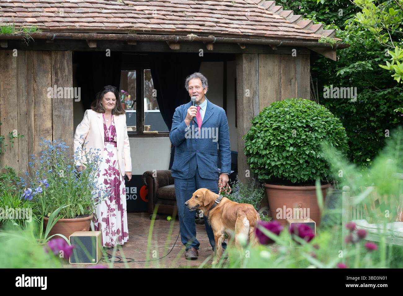 Chelsea, Londra, Regno Unito. 19 maggio 2025. Il direttore generale della RHS Clare Matterson CBE e Monty Don con il suo cane Ned nella RHS e BBC radio 2 Dog Garden, un RHS Feature Garden progettato da Monty Don al RHS Chelsea Flower Show 2025 a Londra. Crediti: Maureen McLean/Alamy Foto Stock Chelsea, Londra, Regno Unito. 19 maggio 2025. Il direttore generale della RHS Clare Matterson CBE e Monty Don con il suo cane Ned nella RHS e BBC radio 2 Dog Garden, un RHS Feature Garden progettato da Monty Don al RHS Chelsea Flower Show 2025 a Londra. Crediti: Maureen McLean/Alamy Foto Stock