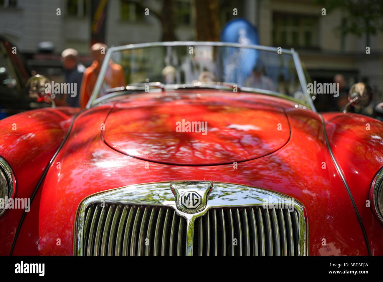 Germania Berlino 11 maggio 2025. MG rosso con griglia cromata. Una MG vintage rossa brillante con la sua parte superiore rivolta verso il basso e una griglia lucida. L'auto rappresenta lo stile britannico Foto Stock