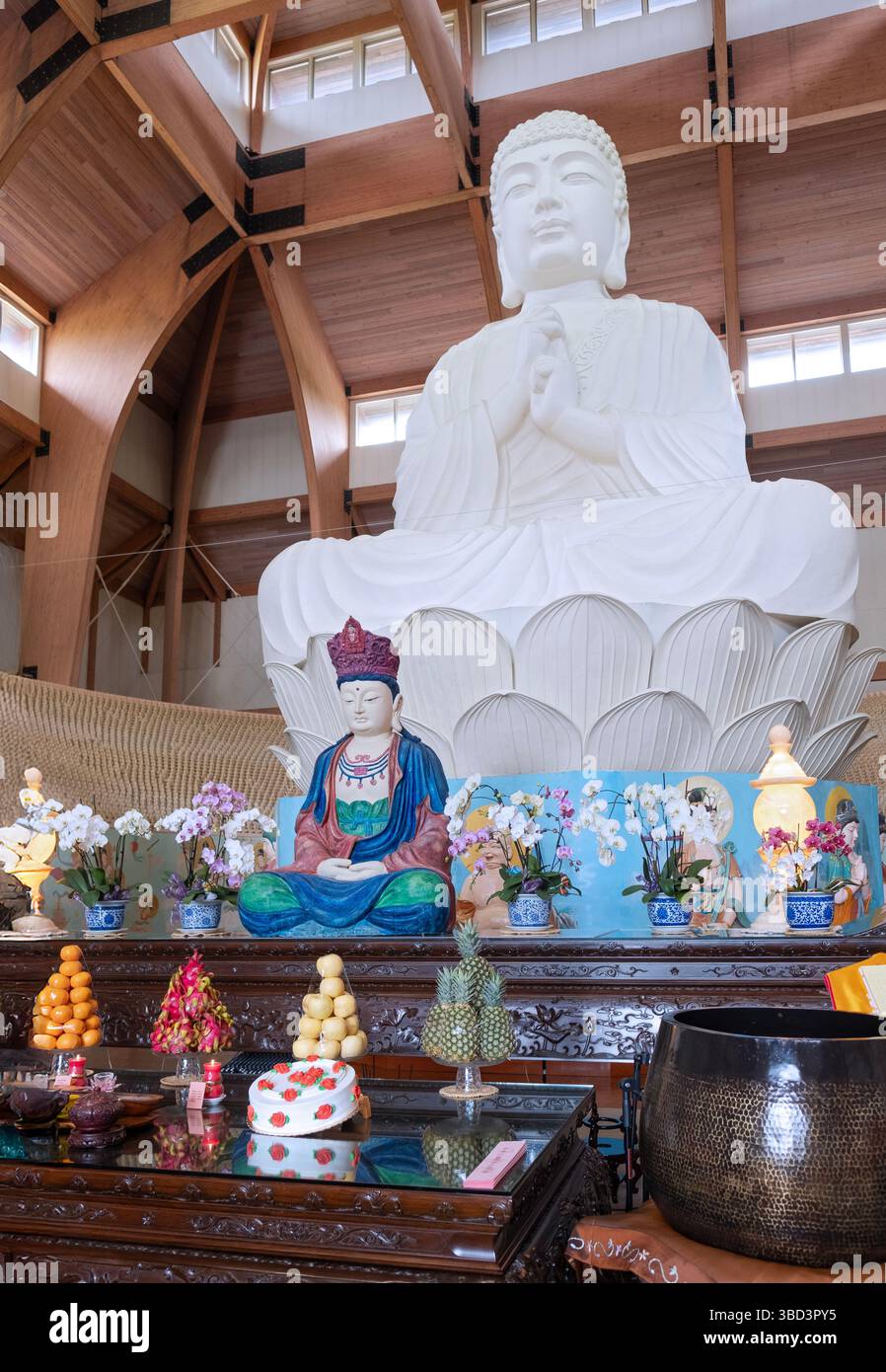 La gigantesca statua di Buddha alta 37 metri e il tempio Chuang Yen. Prima di un servizio Vesak a Carmel, NY. Foto Stock