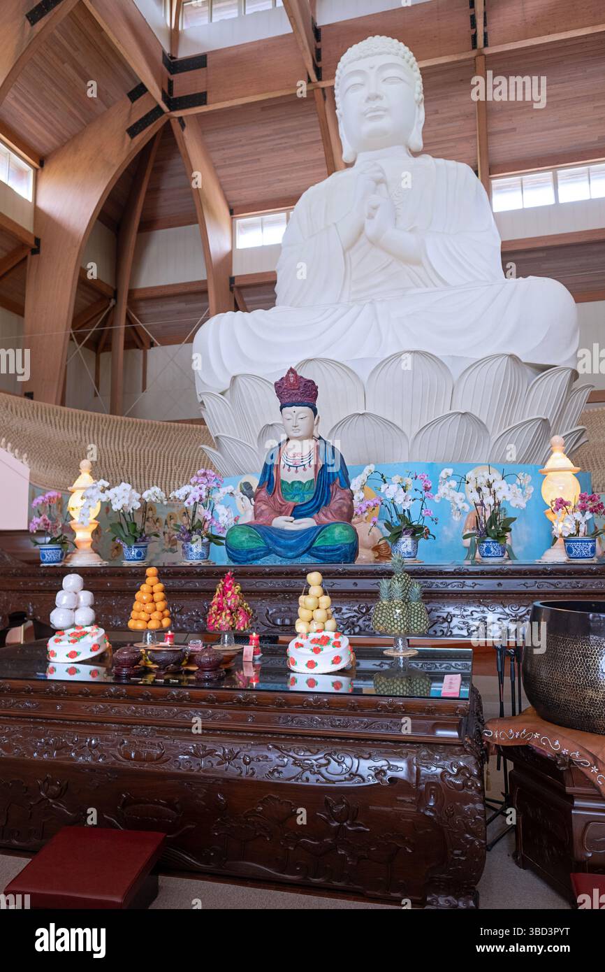 La gigantesca statua di Buddha alta 37 metri e il tempio Chuang Yen. Prima di un servizio Vesak a Carmel, NY. Foto Stock