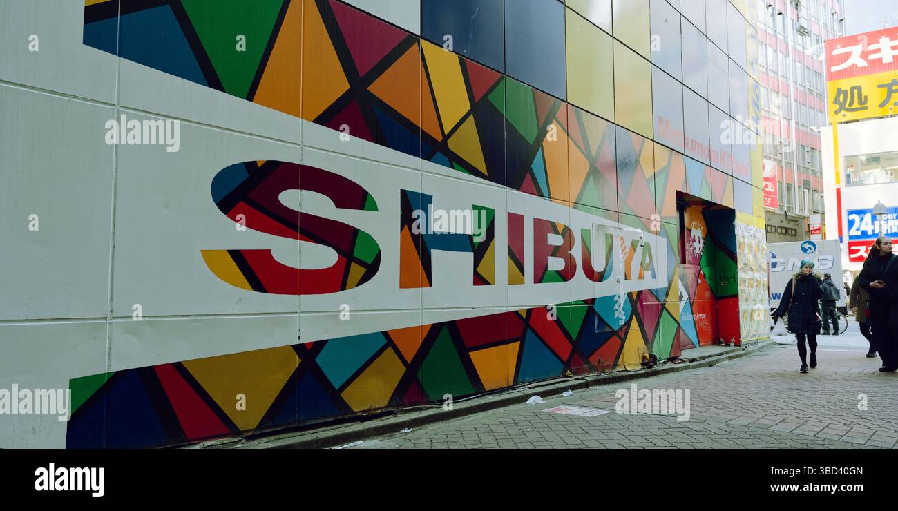 Il colorato murale geometrico indica con audacia "Shibuya", catturando la vibrante energia del quartiere e la creatività a livello di strada Foto Stock