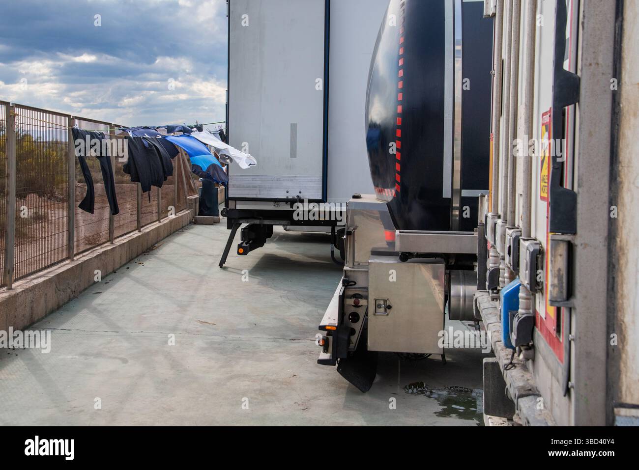 Bucato appeso su un rack di asciugatura fissato alla parte posteriore di un camion, che illustra la vita su strada dei conducenti internazionali durante i lunghi trasporti.conducente Foto Stock
