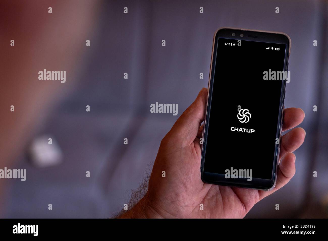 Baviera, Germania - 22 maggio 2025: FOTOMONTAGGIO, schermata iniziale dell'app ChatUp su uno smartphone - il logo viene visualizzato prima di accedere all'applicazione per la comunicazione basata su testo. *** FOTOMONTAGE, Startbildschirm der ChatUp-App auf einem smartphone das Logo erscheint vor dem Zugriff auf die Anwendung zur textbasierten Kommunikation. Foto Stock