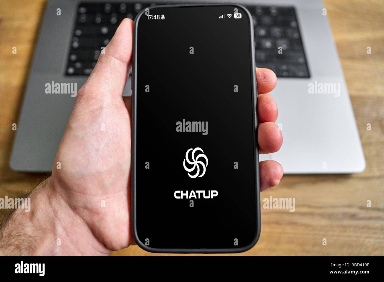 Baviera, Germania - 22 maggio 2025: FOTOMONTAGGIO, schermata iniziale dell'app ChatUp su uno smartphone - il logo viene visualizzato prima di accedere all'applicazione per la comunicazione basata su testo. *** FOTOMONTAGE, Startbildschirm der ChatUp-App auf einem smartphone das Logo erscheint vor dem Zugriff auf die Anwendung zur textbasierten Kommunikation. Foto Stock