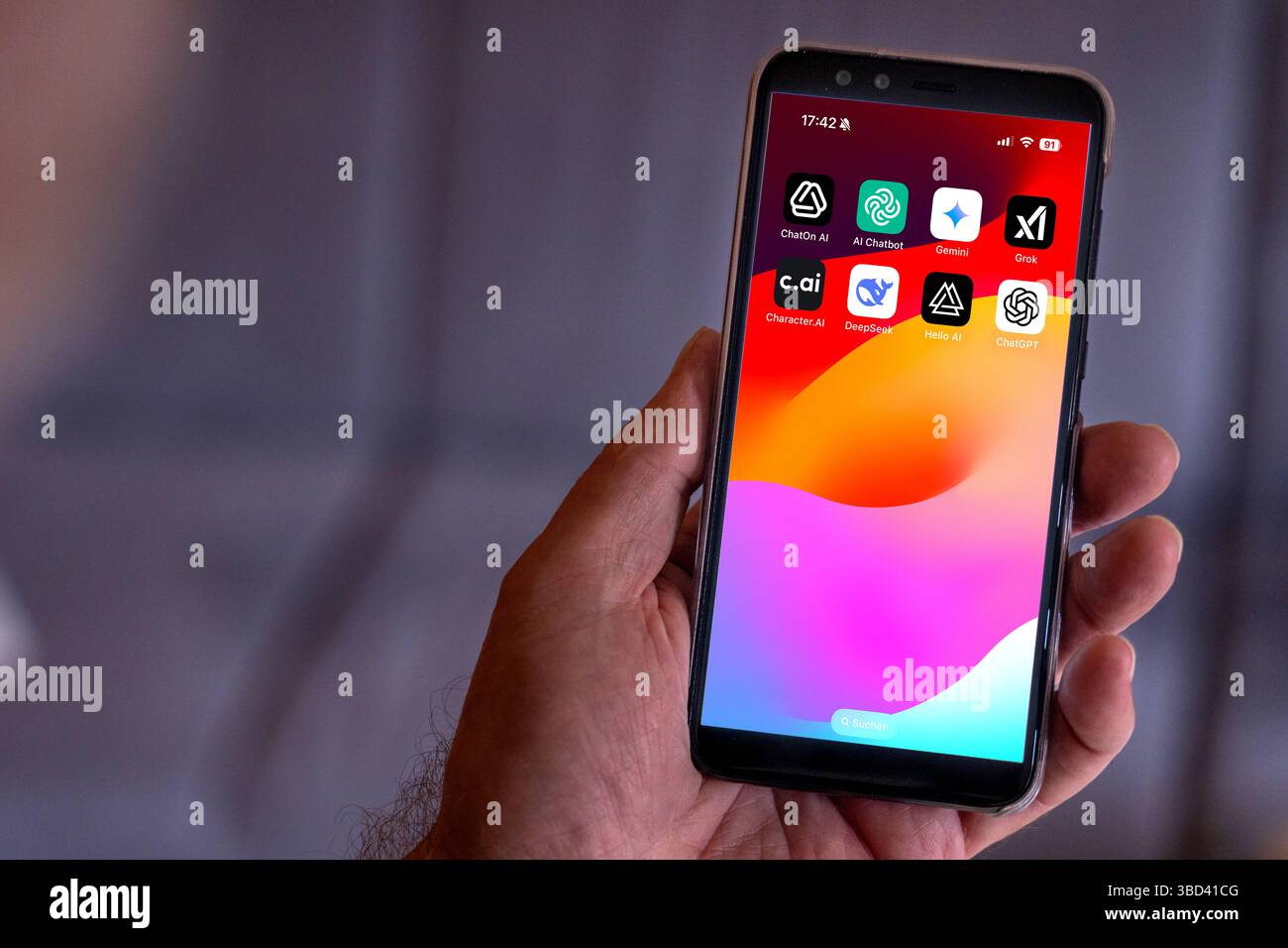 Baviera, Germania - 22 maggio 2025: FOTOMONTAGGIO, smartphone con menu app aperto mostra varie applicazioni di intelligenza artificiale come ChatGPT, Gemini, Grok o Character.ai - i simboli rappresentano assistenti basati su testo e chatbot e simboleggiano l'intelligenza artificiale. *** FOTOMONTAGE, smartphone mit geöffnetem App-Menü zeigt verschiedene KI-Anwendungen wie ChatGPT, Gemini, Grok oder character.ai die symbole stehen für textbasierte Assistenten und chatbots und symbolisieren künstliche Intelligenz. Foto Stock