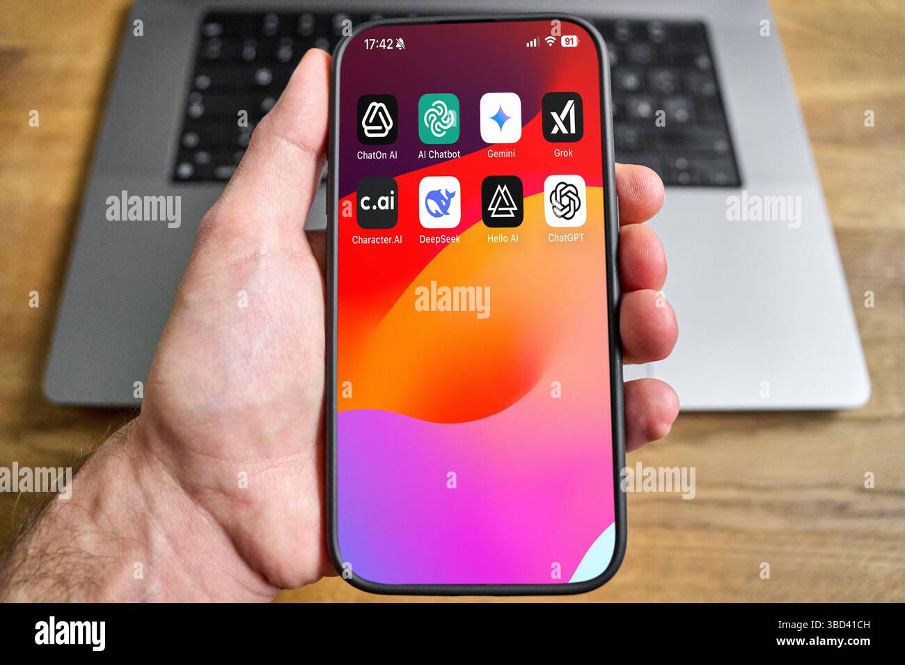 Baviera, Germania - 22 maggio 2025: FOTOMONTAGGIO, smartphone con menu app aperto mostra varie applicazioni di intelligenza artificiale come ChatGPT, Gemini, Grok o Character.ai - i simboli rappresentano assistenti basati su testo e chatbot e simboleggiano l'intelligenza artificiale. *** FOTOMONTAGE, smartphone mit geöffnetem App-Menü zeigt verschiedene KI-Anwendungen wie ChatGPT, Gemini, Grok oder character.ai die symbole stehen für textbasierte Assistenten und chatbots und symbolisieren künstliche Intelligenz. Foto Stock