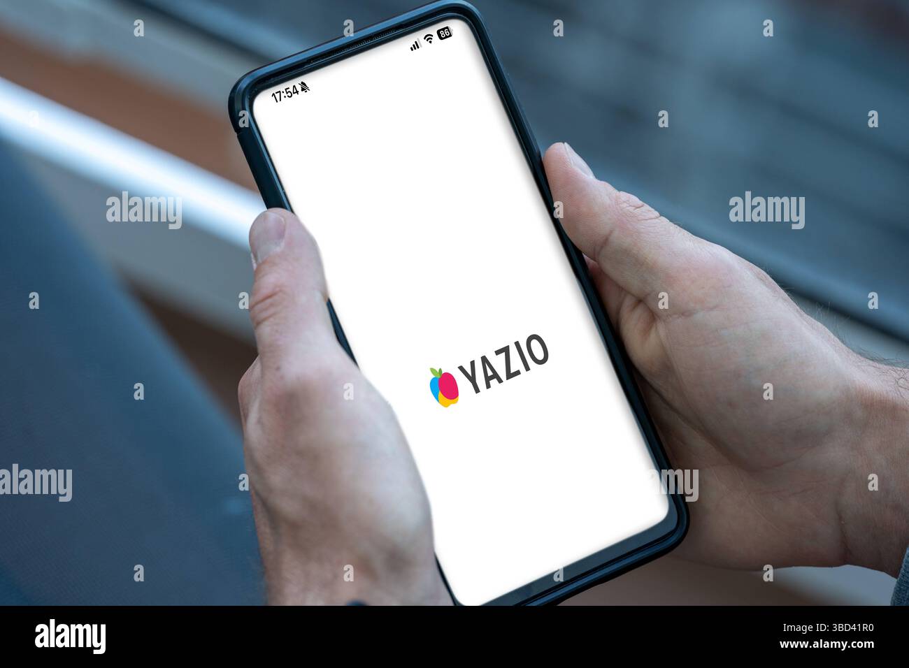 Baviera, Germania - 22 maggio 2025: FOTOMONTAGGIO, schermata iniziale dell'app YAZIO su uno smartphone - il colorato logo Fruit con scritta viene visualizzato all'apertura dell'applicazione. *** FOTOMONTAGE, Startbildschirm der YAZIO-App auf einem smartphone das farbige Fruchtlogo mit Schriftzug erscheint beim Öffnen der Anwendung. Foto Stock