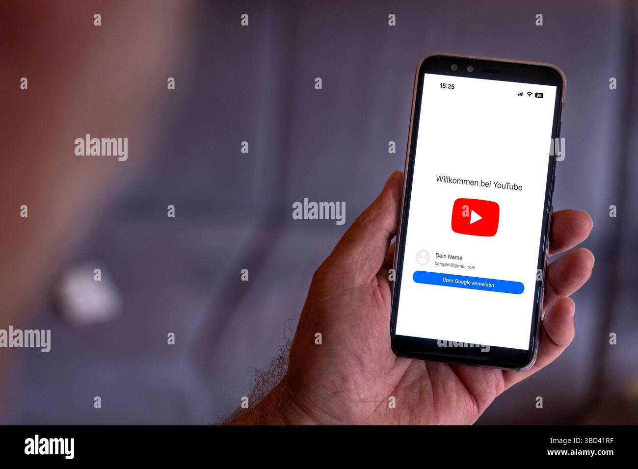 Baviera, Germania - 22 maggio 2025: FOTOMONTAGGIO, schermata iniziale dell'app YouTube su uno smartphone - l'icona di gioco rossa viene visualizzata insieme al testo di benvenuto benvenuto su YouTube. *** FOTOMONTAGE, Startbildschirm der YouTube-App auf einem smartphone das rote Wiedergabe-Symbol erscheint zusammen mit dem Begrüßungstext Willkommen bei YouTube. Foto Stock