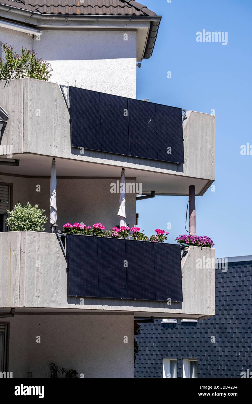 Le centrali elettriche private e i moduli solari sulle ringhiere del balcone generano elettricità per uso personale e/o la alimentano nella rete elettrica, Germania. Foto Stock