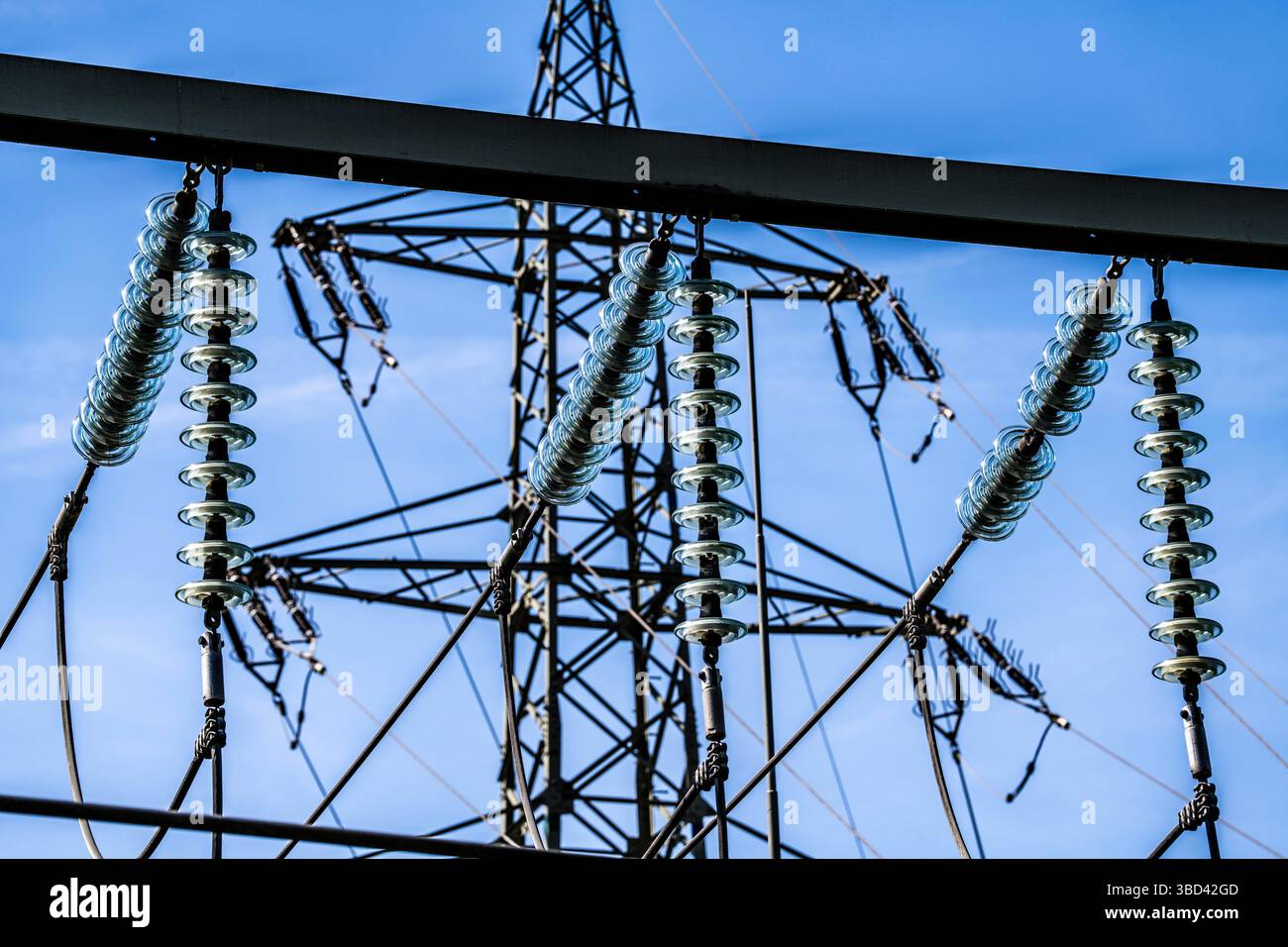 Sottostazione, di proprietà di Westnetz, dove sono collegati e messi a disposizione dei consumatori vari livelli di tensione della corrente elettrica, isolanti in vetro, el Foto Stock