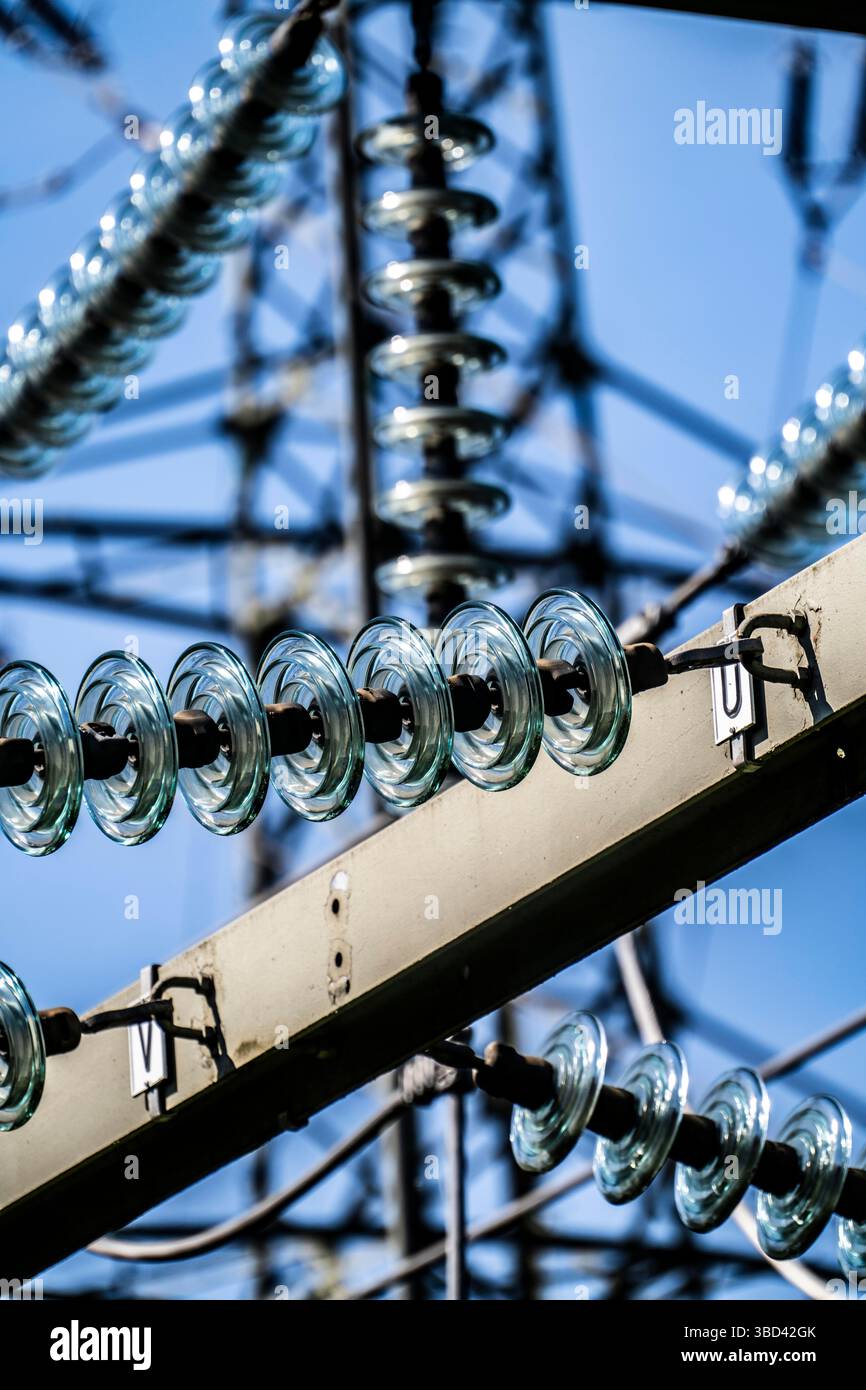 Sottostazione, di proprietà di Westnetz, dove sono collegati e messi a disposizione dei consumatori vari livelli di tensione della corrente elettrica, isolanti in vetro, el Foto Stock