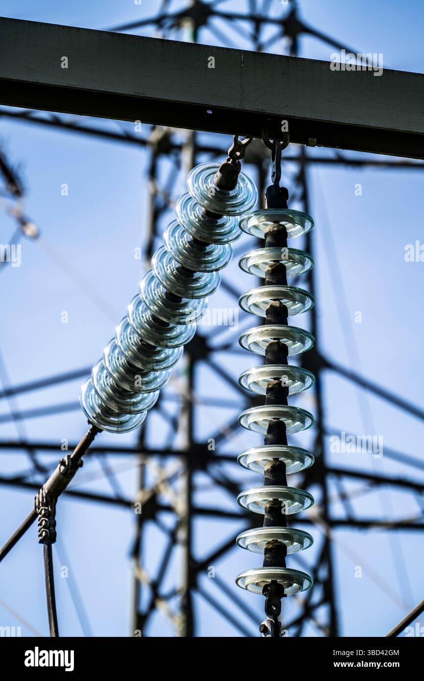 Sottostazione, di proprietà di Westnetz, dove sono collegati e messi a disposizione dei consumatori vari livelli di tensione della corrente elettrica, isolanti in vetro, el Foto Stock