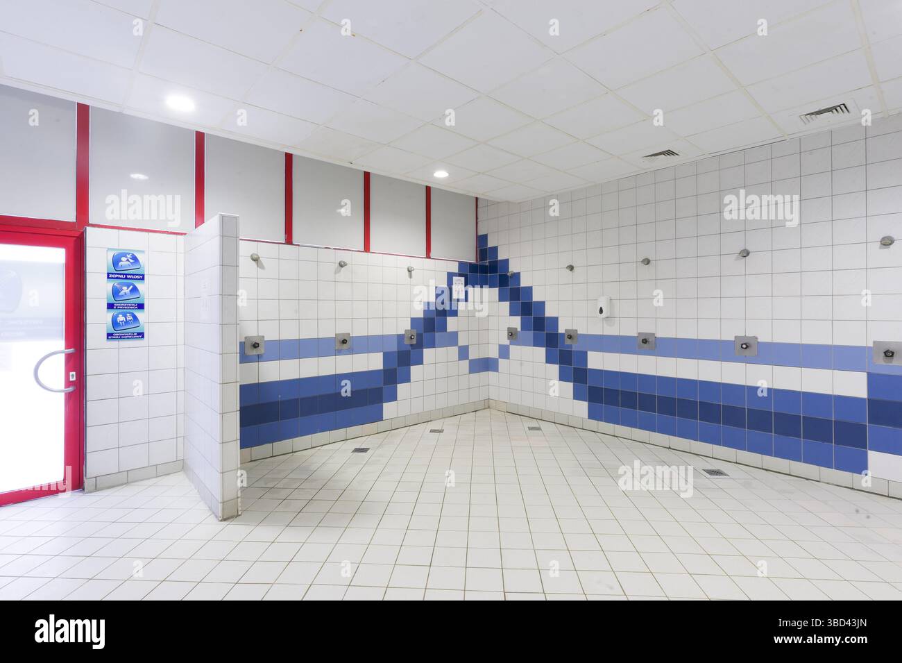 Area doccia piscina: Design moderno nell'Aquapark. Foto Stock