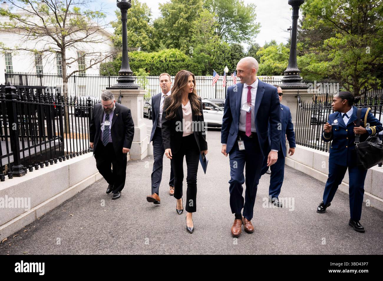 Il segretario del Dipartimento per la sicurezza interna (DHS) Kristi Noem partecipa alla riunione iniziale del Consiglio di revisione dell'Agenzia federale di gestione delle emergenze (FEMA) presso l'Eisenhower Executive Office Building a Washington, D.C., 20 maggio 2025. (Foto DHS di Tia Dufour) Foto Stock Il segretario del Dipartimento per la sicurezza interna (DHS) Kristi Noem partecipa alla riunione iniziale del Consiglio di revisione dell'Agenzia federale di gestione delle emergenze (FEMA) presso l'Eisenhower Executive Office Building a Washington, D.C., 20 maggio 2025. (Foto DHS di Tia Dufour) Foto Stock