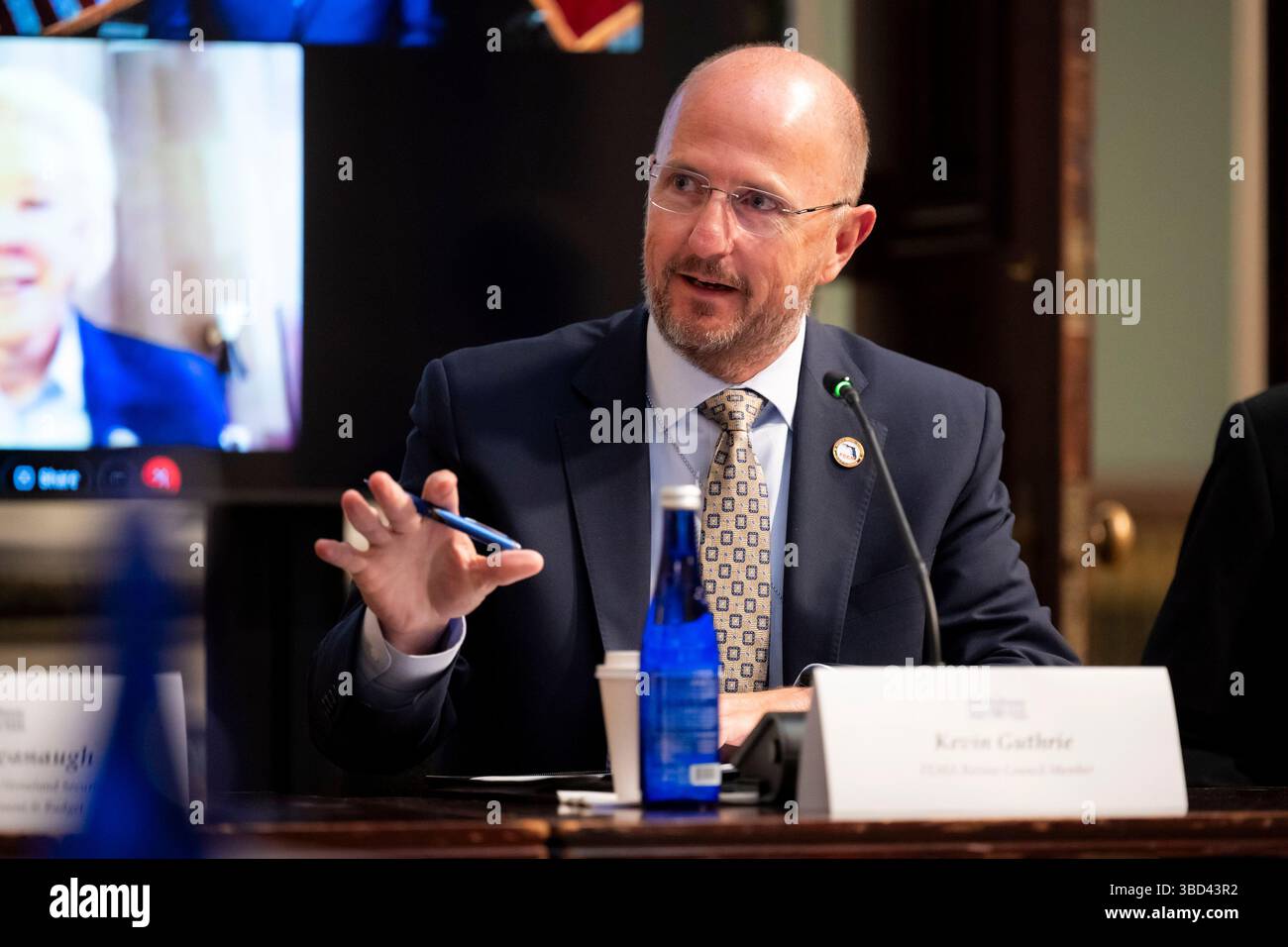 Il segretario del Dipartimento per la sicurezza interna (DHS) Kristi Noem partecipa alla riunione iniziale del Consiglio di revisione dell'Agenzia federale di gestione delle emergenze (FEMA) presso l'Eisenhower Executive Office Building a Washington, D.C., 20 maggio 2025. (Foto DHS di Tia Dufour) Foto Stock Il segretario del Dipartimento per la sicurezza interna (DHS) Kristi Noem partecipa alla riunione iniziale del Consiglio di revisione dell'Agenzia federale di gestione delle emergenze (FEMA) presso l'Eisenhower Executive Office Building a Washington, D.C., 20 maggio 2025. (Foto DHS di Tia Dufour) Foto Stock