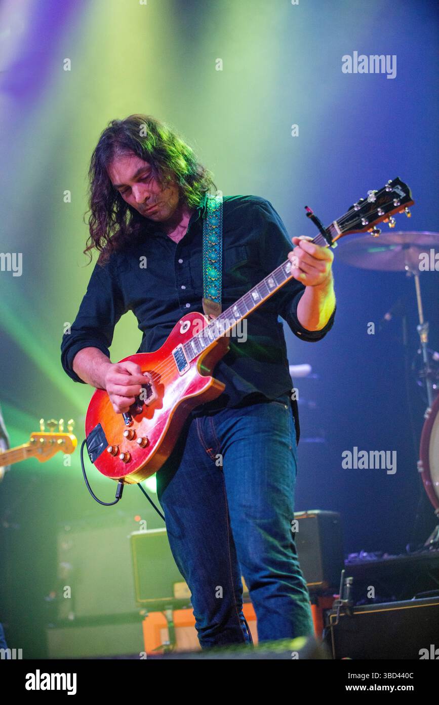 Adam Granduciel dei War on Drugs si esibisce sul palco dell'O2 ABC l'8 novembre 2014 a Glasgow. Foto Stock