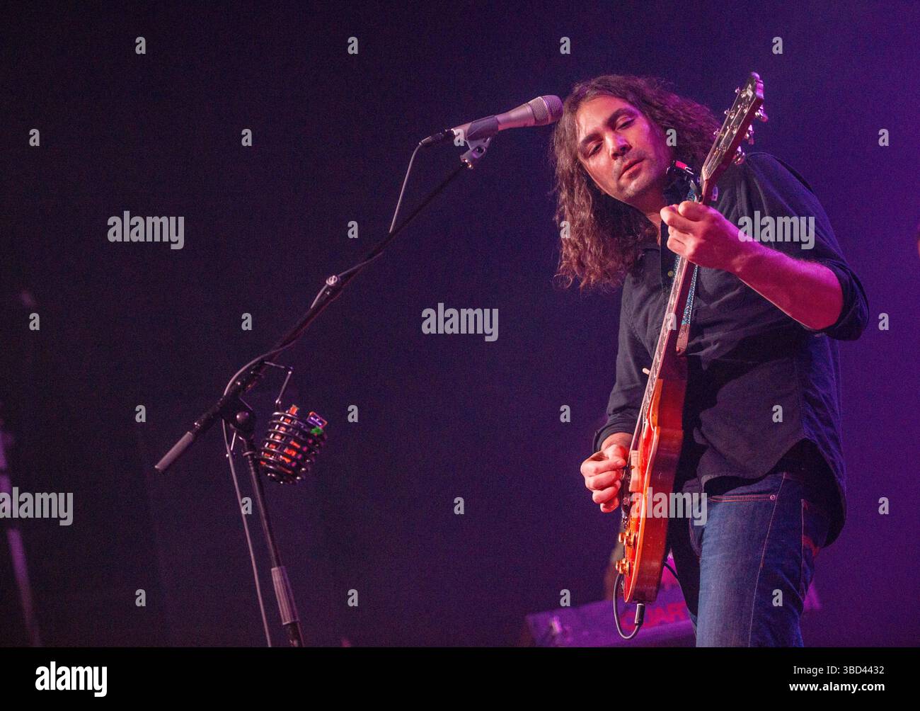 Adam Granduciel dei War on Drugs si esibisce sul palco dell'O2 ABC l'8 novembre 2014 a Glasgow. Foto Stock