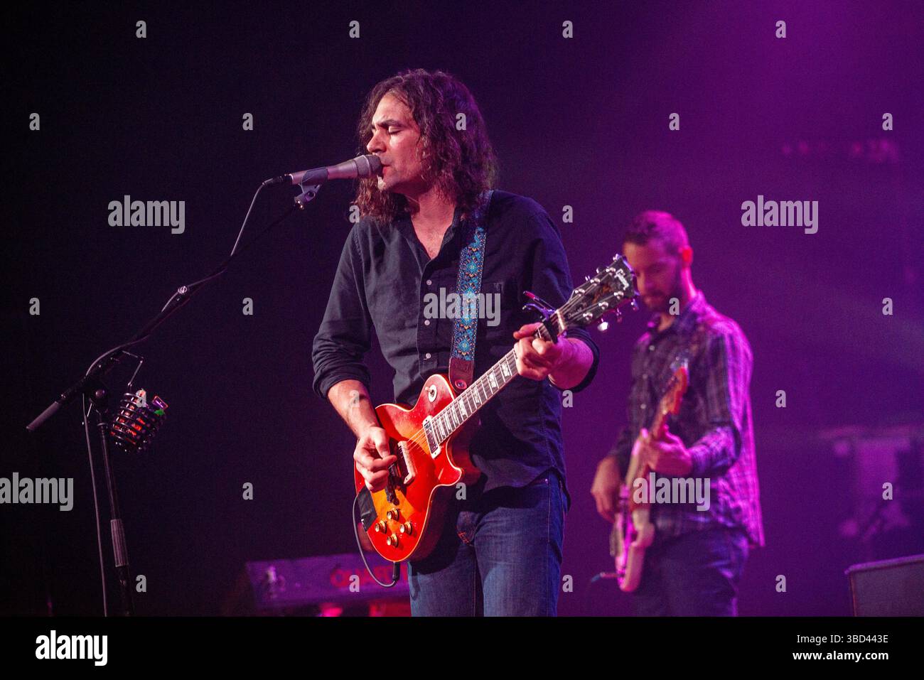 Adam Granduciel dei War on Drugs si esibisce sul palco dell'O2 ABC l'8 novembre 2014 a Glasgow. Foto Stock