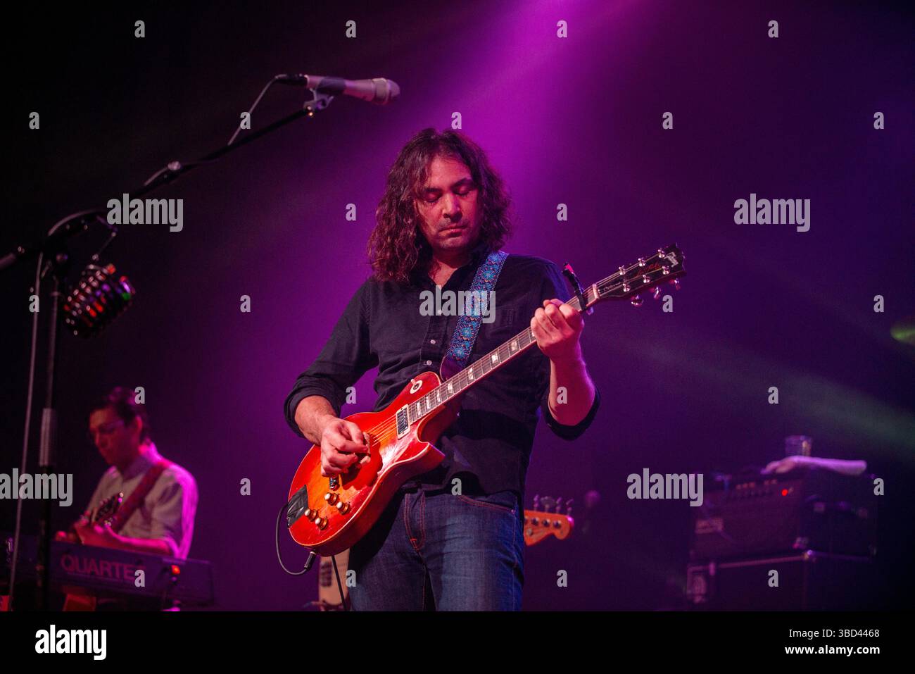 Adam Granduciel dei War on Drugs si esibisce sul palco dell'O2 ABC l'8 novembre 2014 a Glasgow. Foto Stock