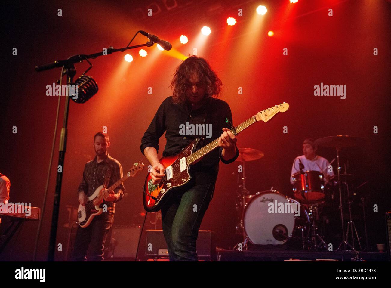Adam Granduciel dei War on Drugs si esibisce sul palco dell'O2 ABC l'8 novembre 2014 a Glasgow. Foto Stock