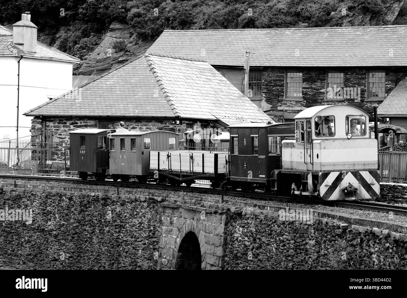 'Harlech Castle' passando per il Boston Lodge con un treno enginners'. Foto Stock