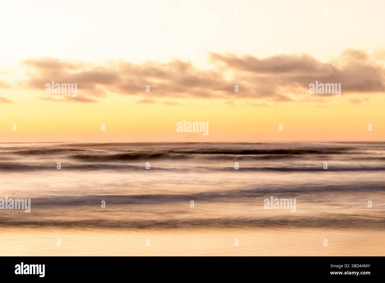 Cannon Beach lungo la costa dell'Oregon al tramonto. Foto Stock