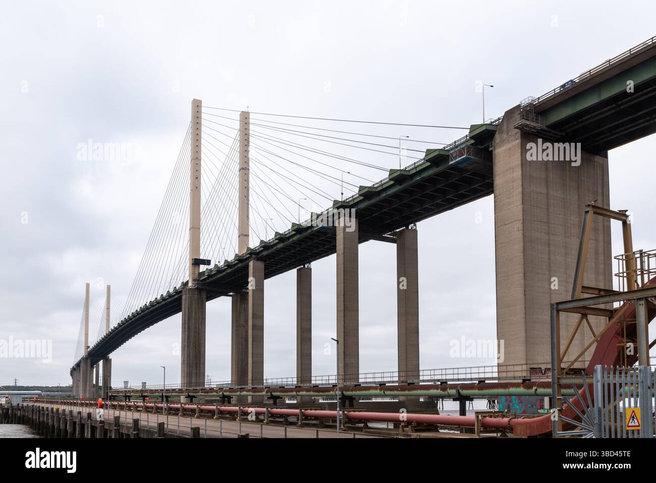 Trasferisci tubi nel Tamigi a West Thurrock, Essex, Regno Unito, alimentando prodotti petroliferi a terra dalle navi cisterna verso siti industriali vicino al ponte QEII Foto Stock