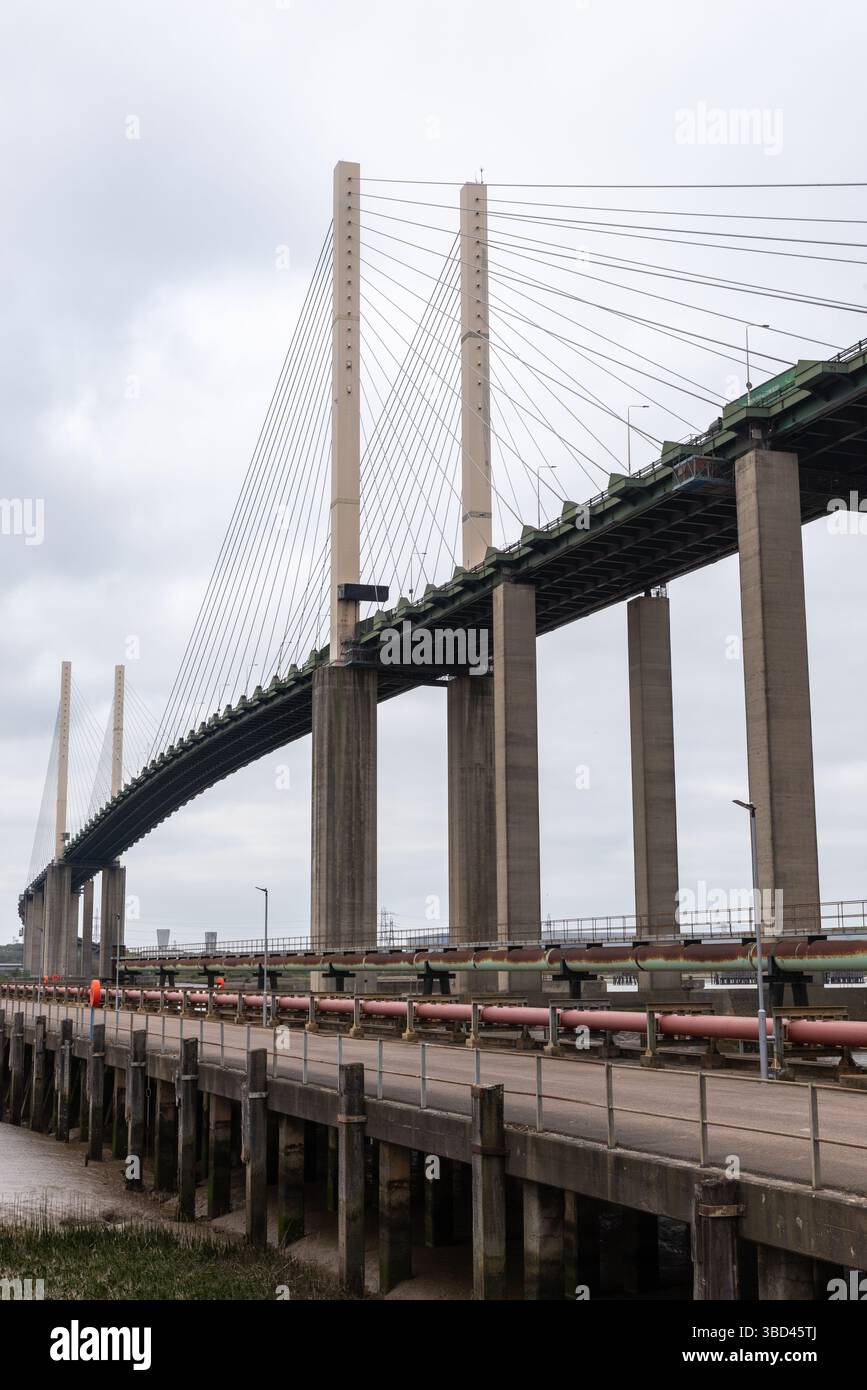 Trasferisci tubi nel Tamigi a West Thurrock, Essex, Regno Unito, alimentando prodotti petroliferi a terra dalle navi cisterna verso siti industriali vicino al ponte QEII Foto Stock
