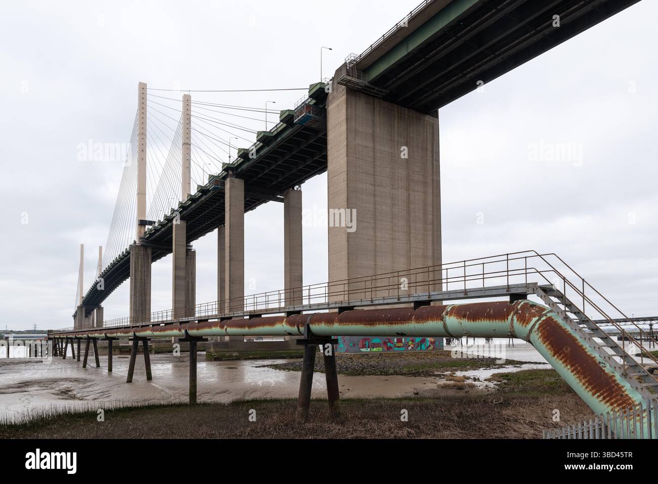 Trasferisci tubi nel Tamigi a West Thurrock, Essex, Regno Unito, alimentando prodotti petroliferi a terra dalle navi cisterna verso siti industriali vicino al ponte QEII Foto Stock