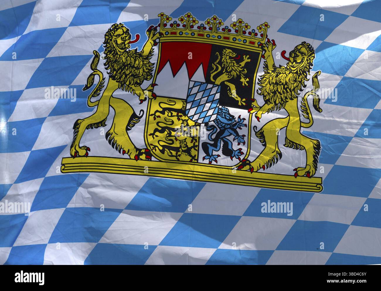 La bandiera bavarese con stemma si muove nel Convolvolo Foto Stock