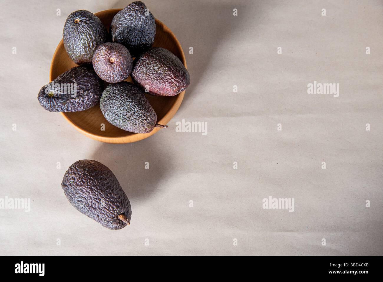 Avocado maturo di Hass su carta artigianale, primo piano, vista dall'alto. Foto Stock