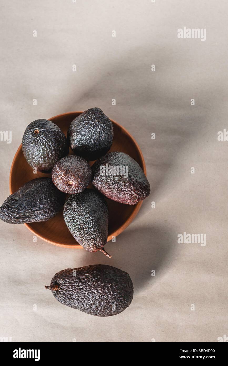 Avocado maturo di Hass su carta artigianale, primo piano, vista dall'alto. Foto Stock