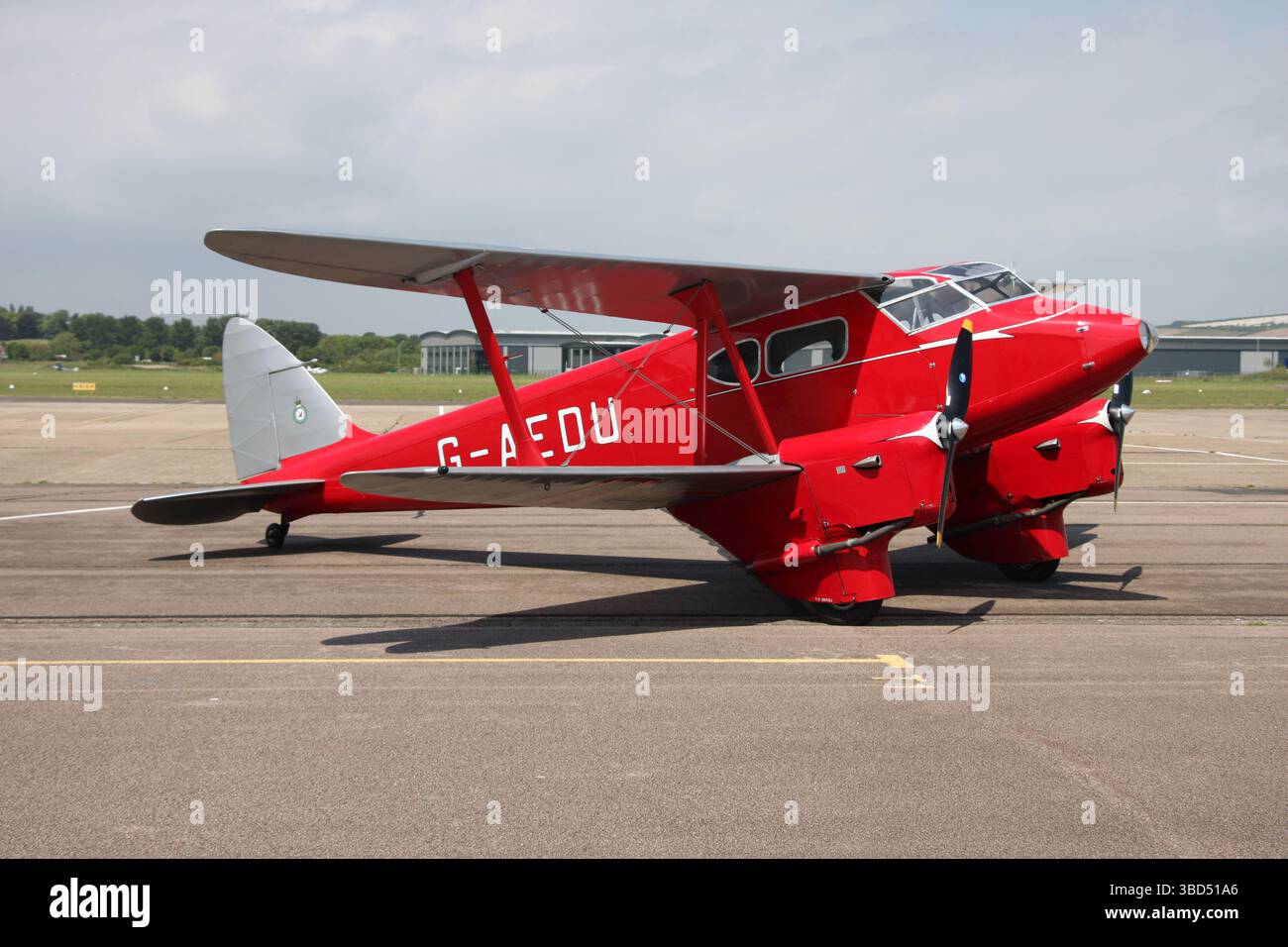 Un aereo bicilindrico esecutivo De Havilland DH-90 Dragonfly di proprietà privata presso l'aeroporto di Brighton City Shoreham Foto Stock