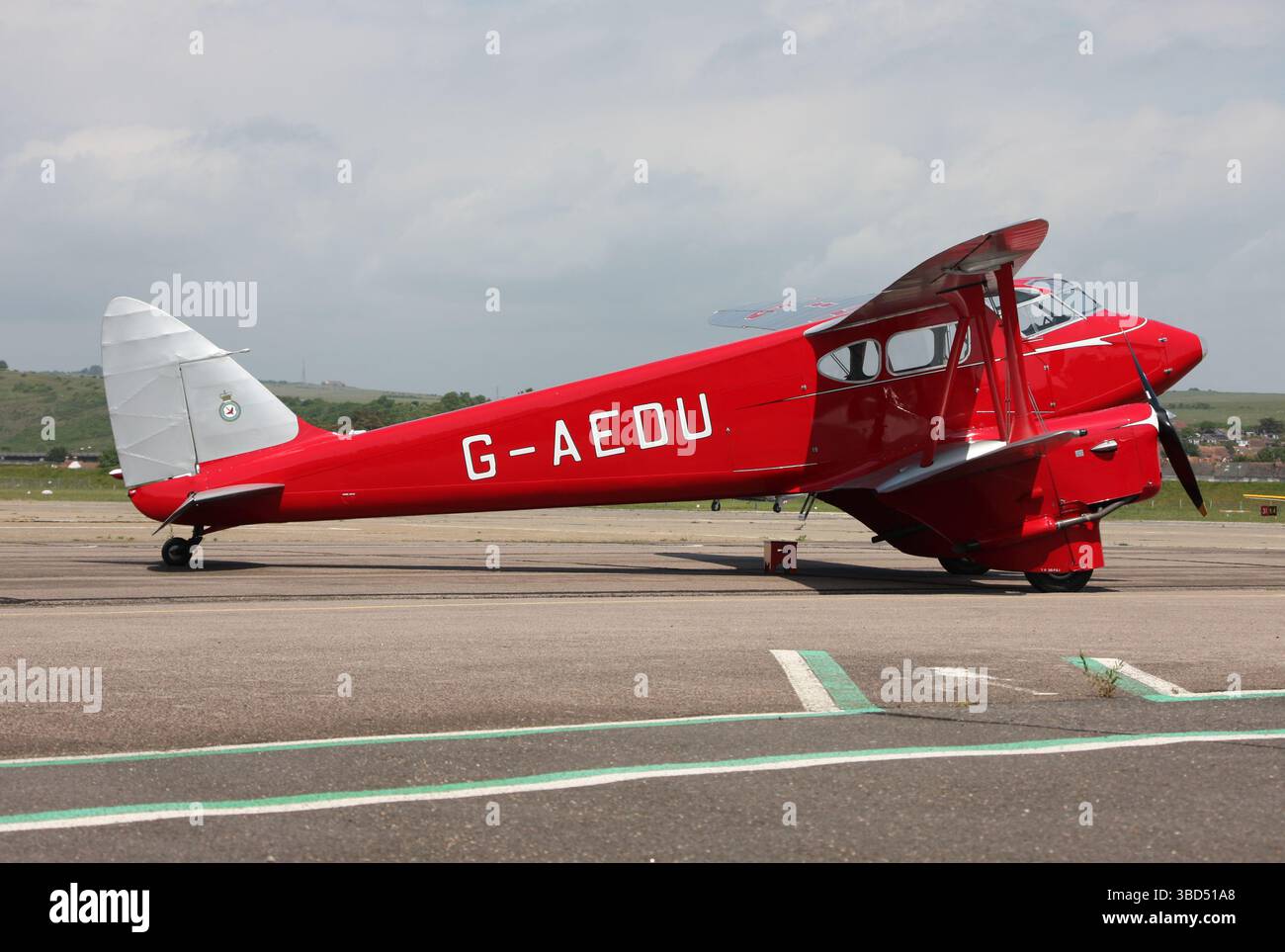 Un aereo bicilindrico esecutivo De Havilland DH-90 Dragonfly di proprietà privata presso l'aeroporto di Brighton City Shoreham Foto Stock