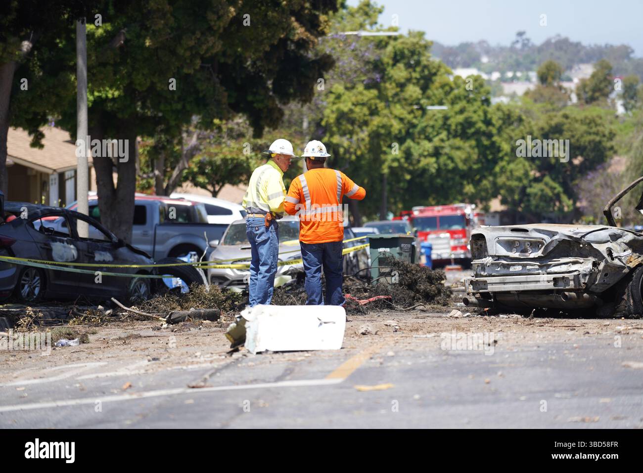 San Diego, Stati Uniti. 22 maggio 2025. Gli investigatori conducono un'indagine sulla scena. Un jet privato Cessna 500 si è schiantato nel quartiere Murphy Canyon di San Diego all'inizio del 22 maggio mentre si avvicinava all'aeroporto esecutivo di Montgomery-Gibbs, uccidendo almeno due persone. L'incidente ha scatenato incendi e distrutto diverse case e veicoli. Gli investigatori federali della FAA e dell'NTSB sono sul posto, e ai residenti vicini è stato ordinato di evacuare mentre le indagini e le pulizie continuano. Credito: SOPA Images Limited/Alamy Live News Foto Stock