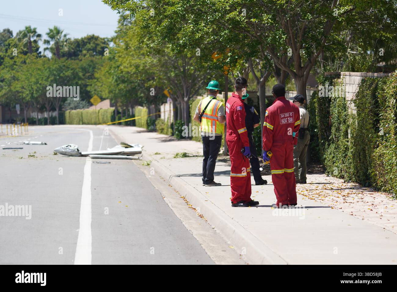 San Diego, Stati Uniti. 22 maggio 2025. Gli investigatori conducono un'indagine sulla scena. Un jet privato Cessna 500 si è schiantato nel quartiere Murphy Canyon di San Diego all'inizio del 22 maggio mentre si avvicinava all'aeroporto esecutivo di Montgomery-Gibbs, uccidendo almeno due persone. L'incidente ha scatenato incendi e distrutto diverse case e veicoli. Gli investigatori federali della FAA e dell'NTSB sono sul posto, e ai residenti vicini è stato ordinato di evacuare mentre le indagini e le pulizie continuano. Credito: SOPA Images Limited/Alamy Live News Foto Stock
