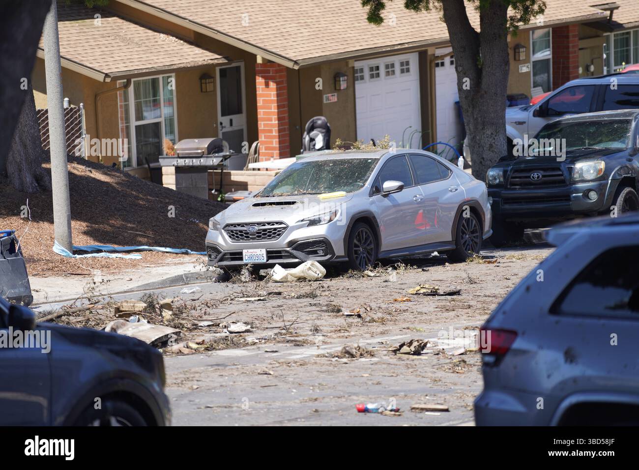 San Diego, Stati Uniti. 22 maggio 2025. I veicoli vengono distrutti dall'incidente aereo. Un jet privato Cessna 500 si è schiantato nel quartiere Murphy Canyon di San Diego all'inizio del 22 maggio mentre si avvicinava all'aeroporto esecutivo di Montgomery-Gibbs, uccidendo almeno due persone. L'incidente ha scatenato incendi e distrutto diverse case e veicoli. Gli investigatori federali della FAA e dell'NTSB sono sul posto, e ai residenti vicini è stato ordinato di evacuare mentre le indagini e le pulizie continuano. Credito: SOPA Images Limited/Alamy Live News Foto Stock