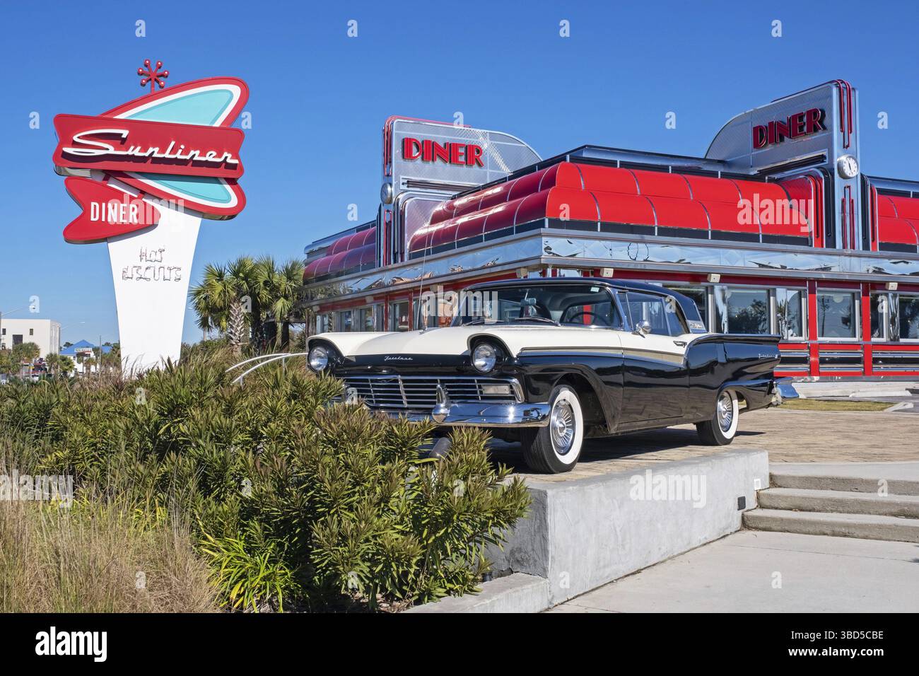 1957 Ford Fairlane 500 Skyliner al Sunliner Diner, ristorante a tema anni '50 a Gulf Shores, città di villeggiatura nella contea di Baldwin, Alabama, Stati Uniti Foto Stock