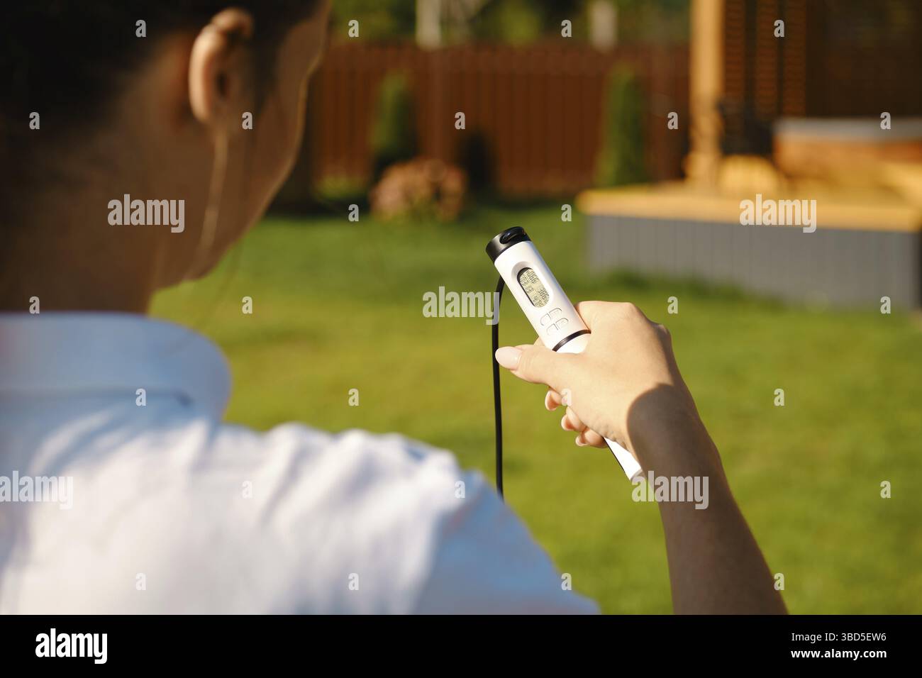 Adulto medio una donna che crea una fune digitale intelligente all'aperto Foto Stock