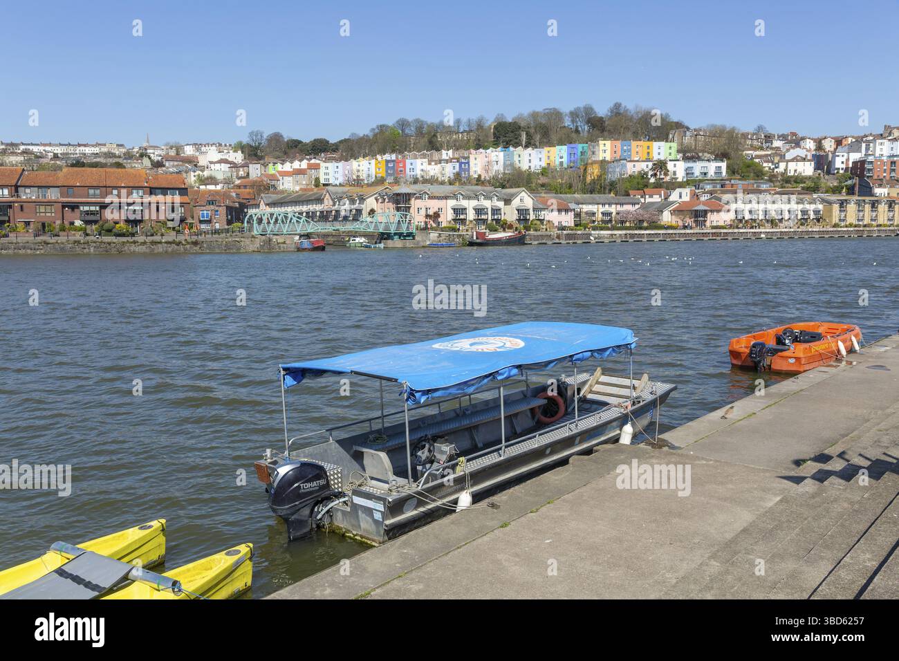 Baltic Wharf, The Floating Harbour, Bristol, Inghilterra, Regno Unito - vedute delle case colorate sulle colline di Hotwells Foto Stock