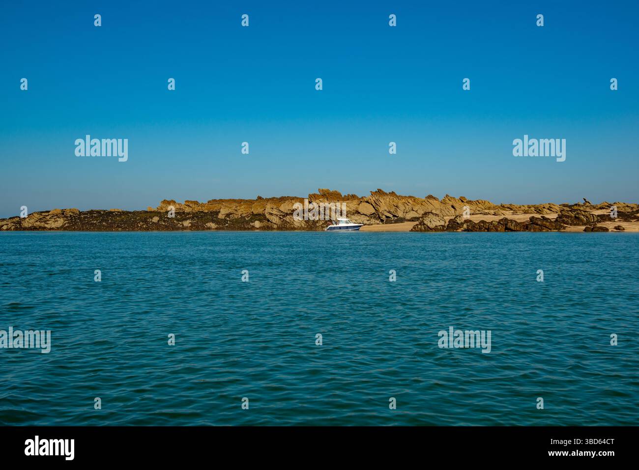 Paesaggio marino delle isole Chausey durante un bel cielo blu e una giornata di sole e durante l'alta marea. Isole Chausey, Normandia, Francia Foto Stock