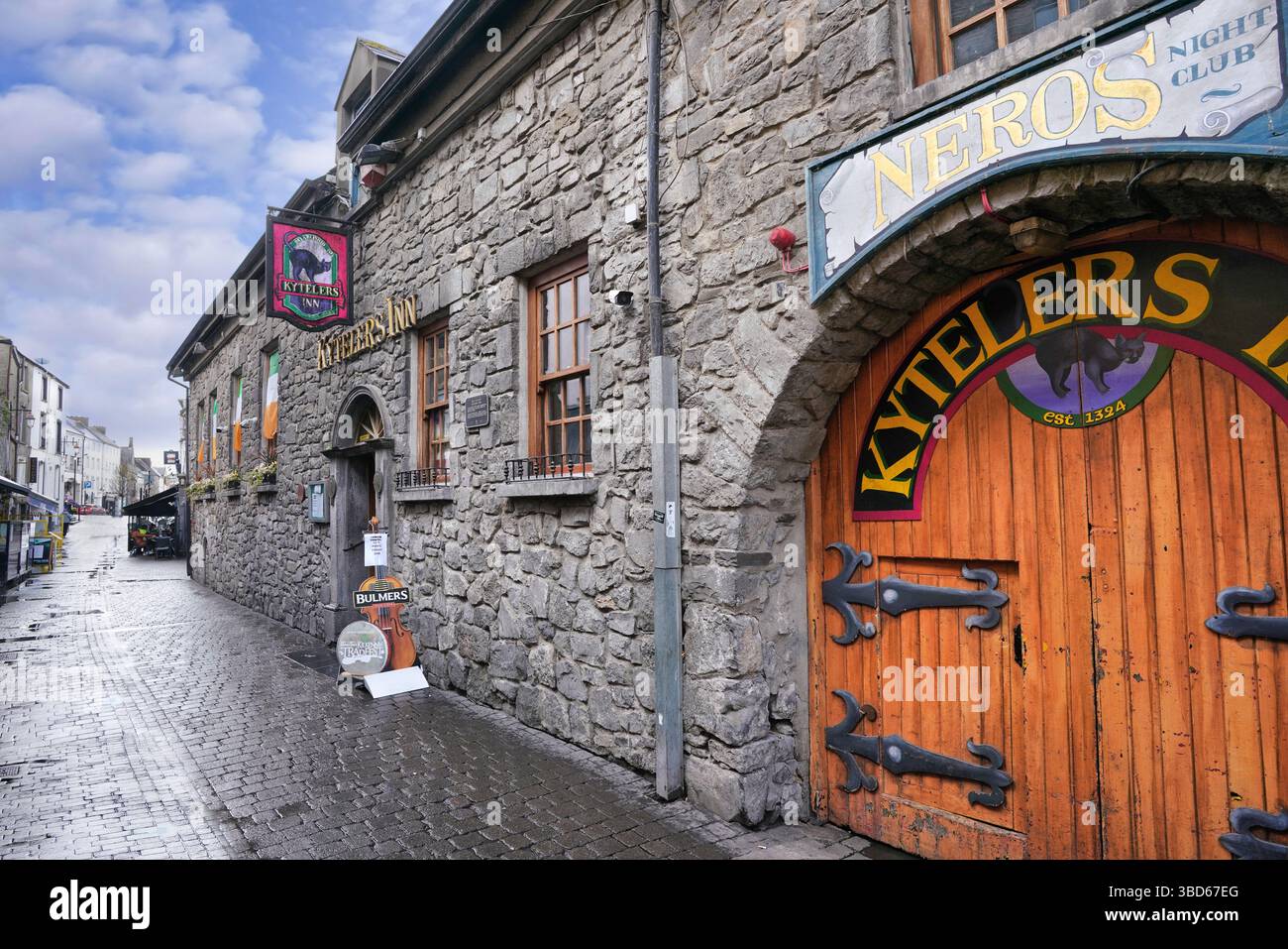 Vecchio edificio in pietra del Kyteler's Inn, una taverna a Kilkenny, in Irlanda, fondata negli anni '1300 Foto Stock