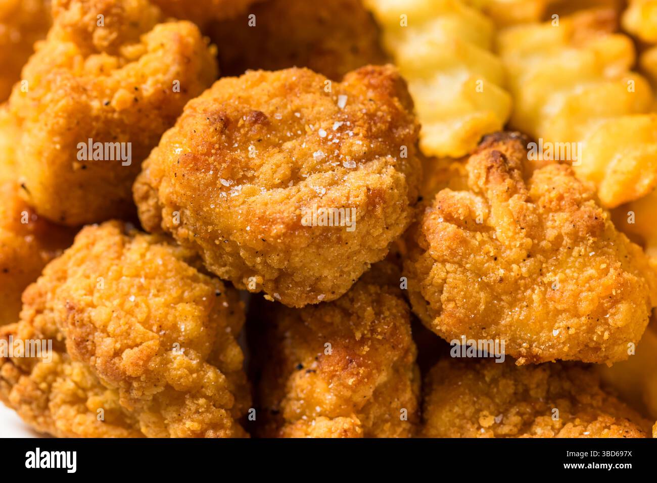 Crocchette di pollo fritte e patatine fritte con ketchup Foto Stock