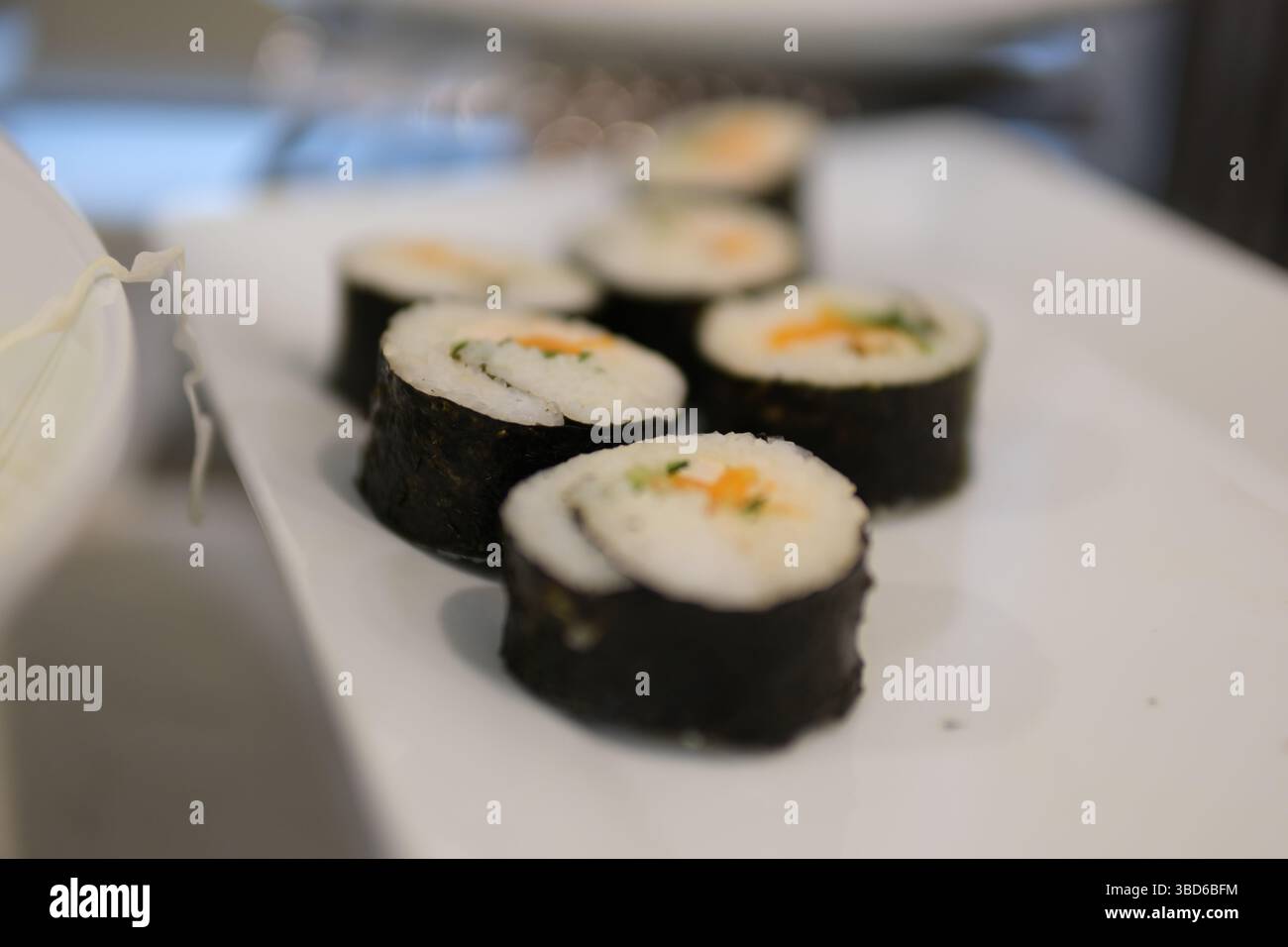Involtino di riso ripieno di carote, salsiccia, ravanello e uova. Rotoli di kimbap coreani Foto Stock